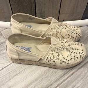 New Cream colored BOBs fits like a 7 / 7.5 if your a bob wearer you know.